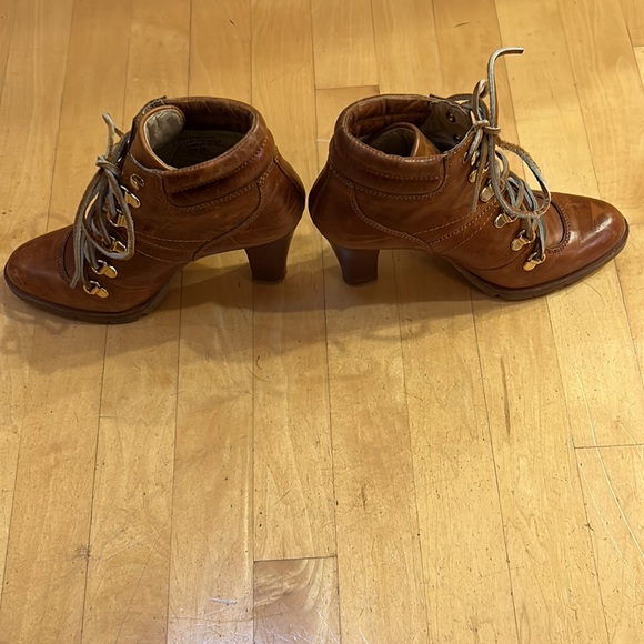 Michael Kors distressed brown leather ankle boots with raw leather tie - Picture 3 of 6